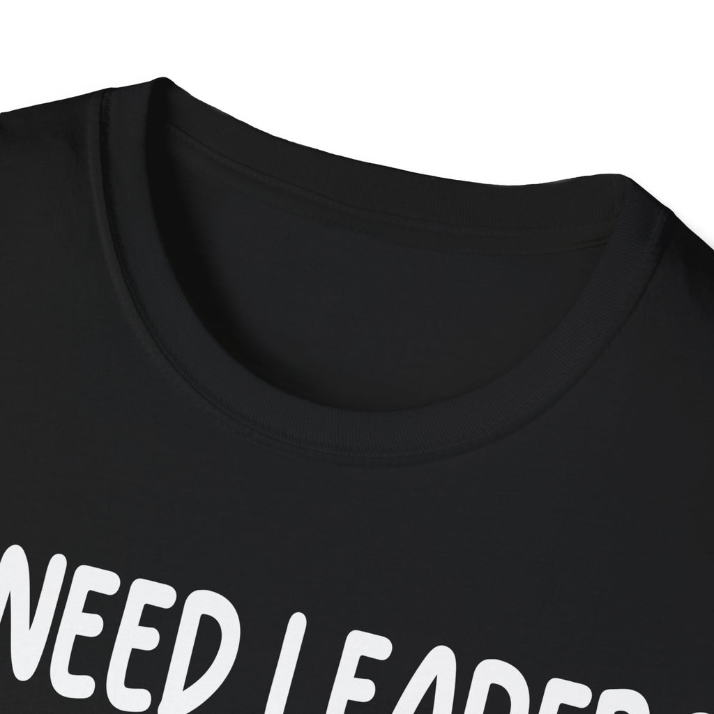 WE NEED LEADERS to kiss the FLAG not the wall  T-Shirt