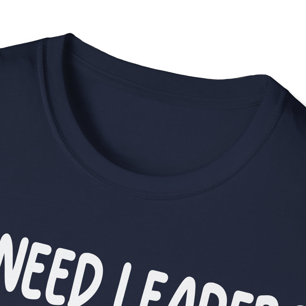 WE NEED LEADERS to kiss the FLAG not the wall  T-Shirt